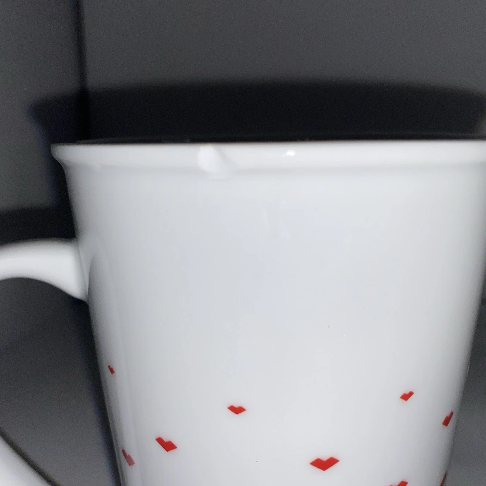 GOOD Starbucks 2013 Red & White Heart Chevron Tall Large Ceramic Coffee MUG 22oz